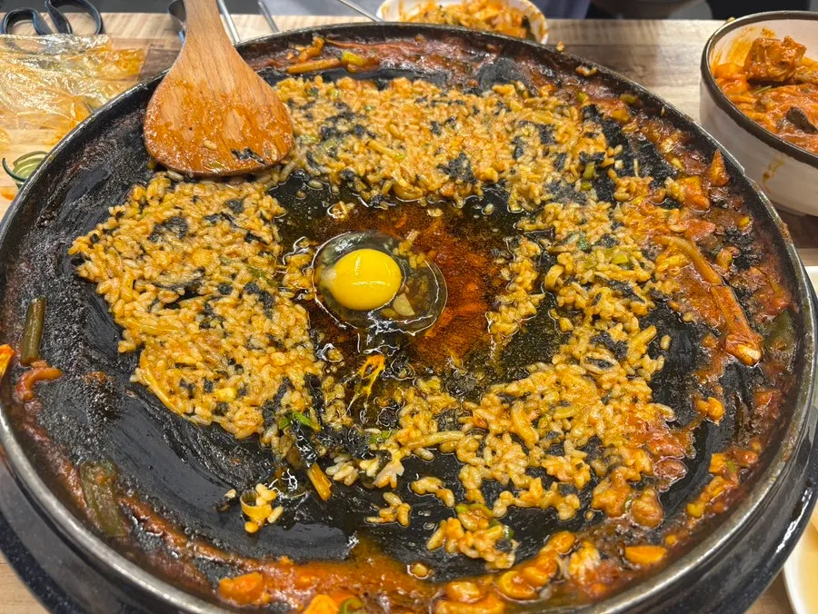 하트 모양 볶음밥과 반숙 계란