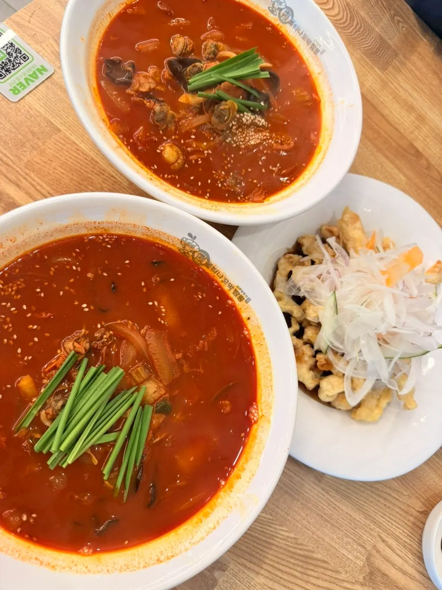 Thin jjamppong noodles lifted with chopsticks