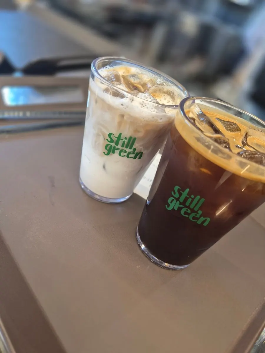 스틸그린베이커리 좌석과 초록 인테리어