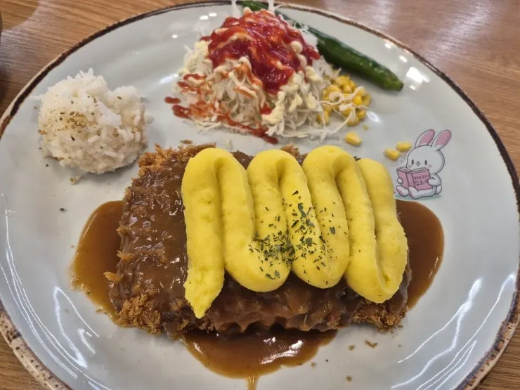 고구마 무스를 올린 치즈돈까스