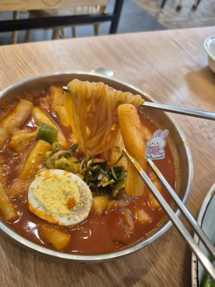 계란과 쫄면이 든 국물 떡볶이