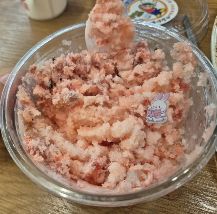 부드러운 얼음의 딸기빙수