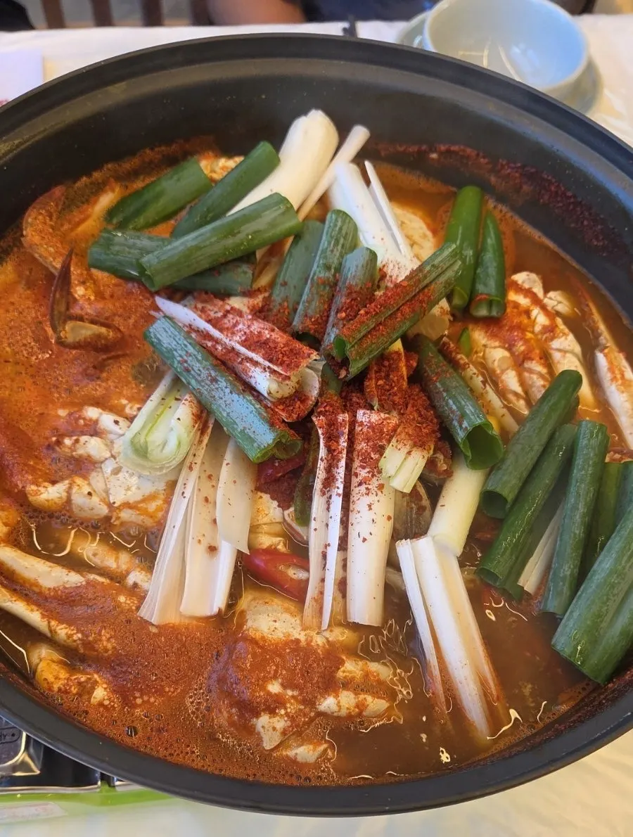 큼지막한 냄비에 담긴 정통 꽃게탕 소자