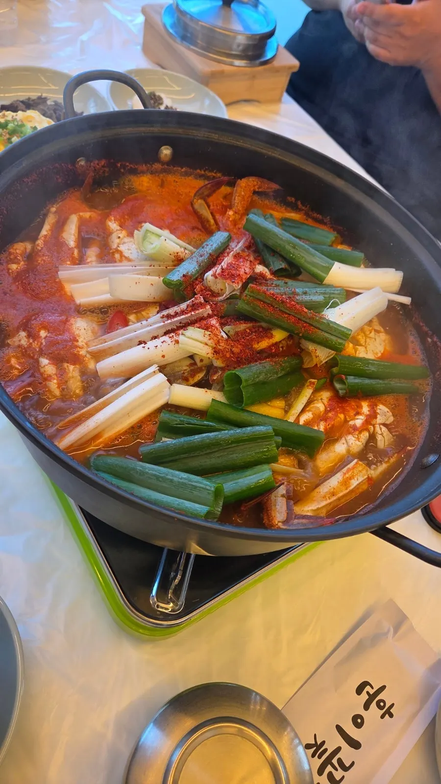 꽃게 네 마리가 들어간 꽃게탕 냄비