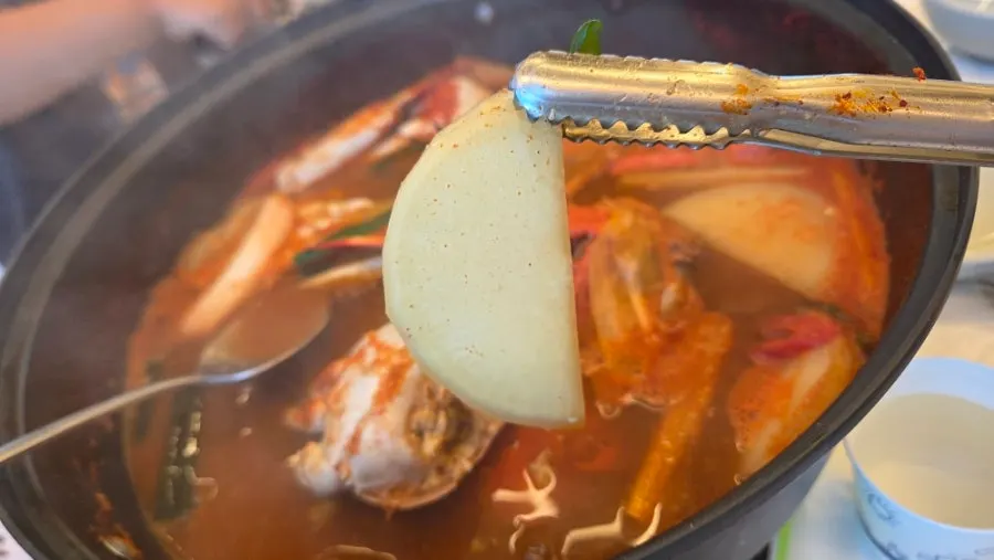 꽃게탕 국물에 익은 무