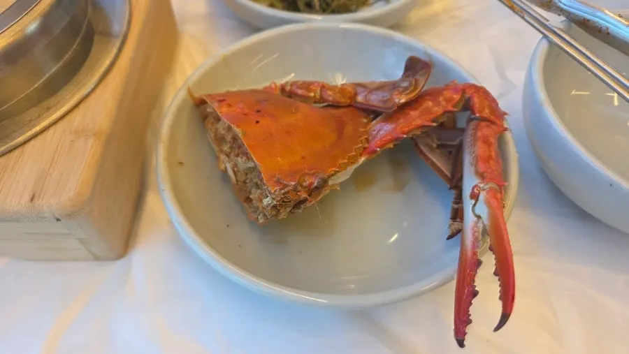 가위로 손질한 꽃게 다리