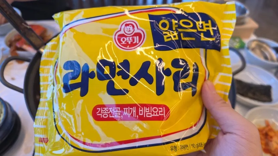 꽃게탕에 넣기 전 라면사리