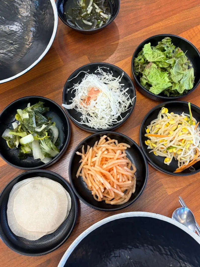 Cold cucumber seaweed soup and lettuce side dish