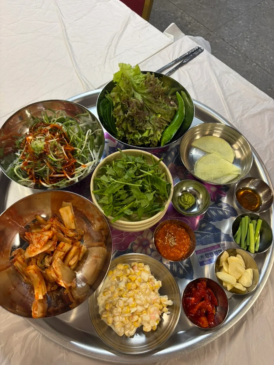 냉삼과 함께 차려진 밑반찬 상차림