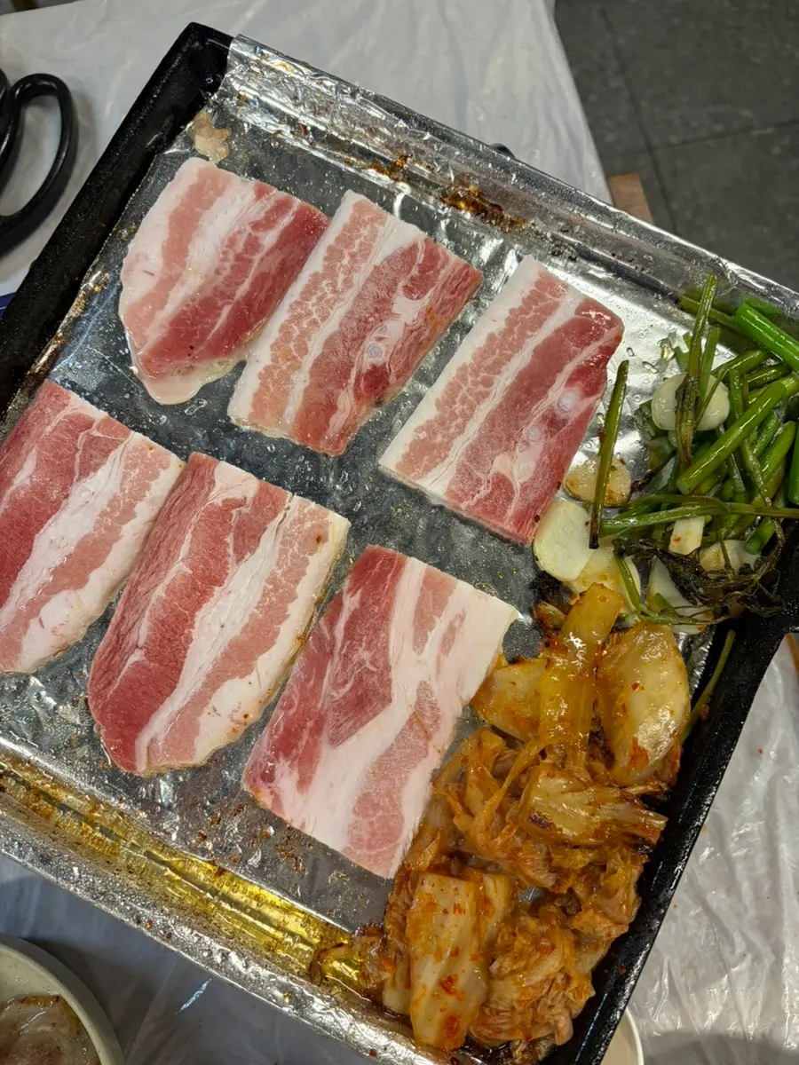 급랭꽃삼겹에 미나리와 김치를 올린 쌈