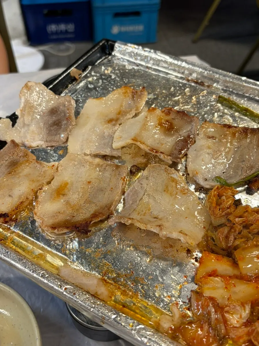둥글게 말린 꽃삼겹 구이