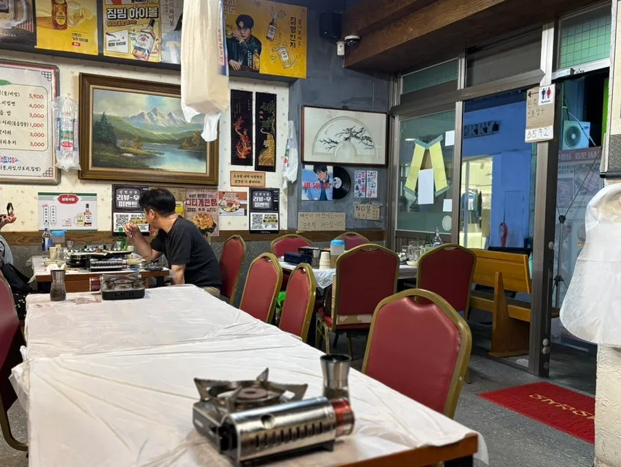 Interior of Sampyeong Sikdang decorated with retro items