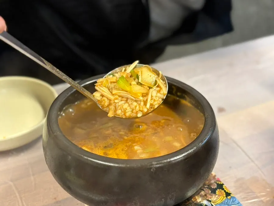 Earthenware pot of rich doenjang-based sulbap