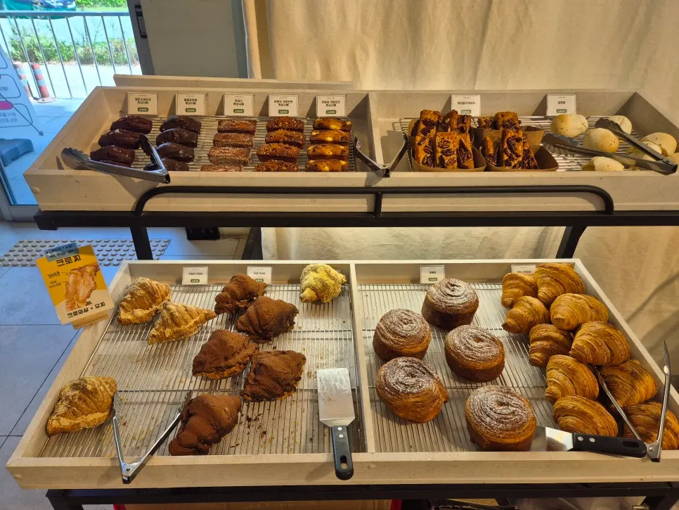 Display of Siyudang bakery items