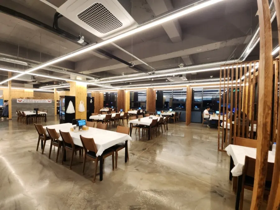 Overview of the dining hall with tables at Huni Gejang