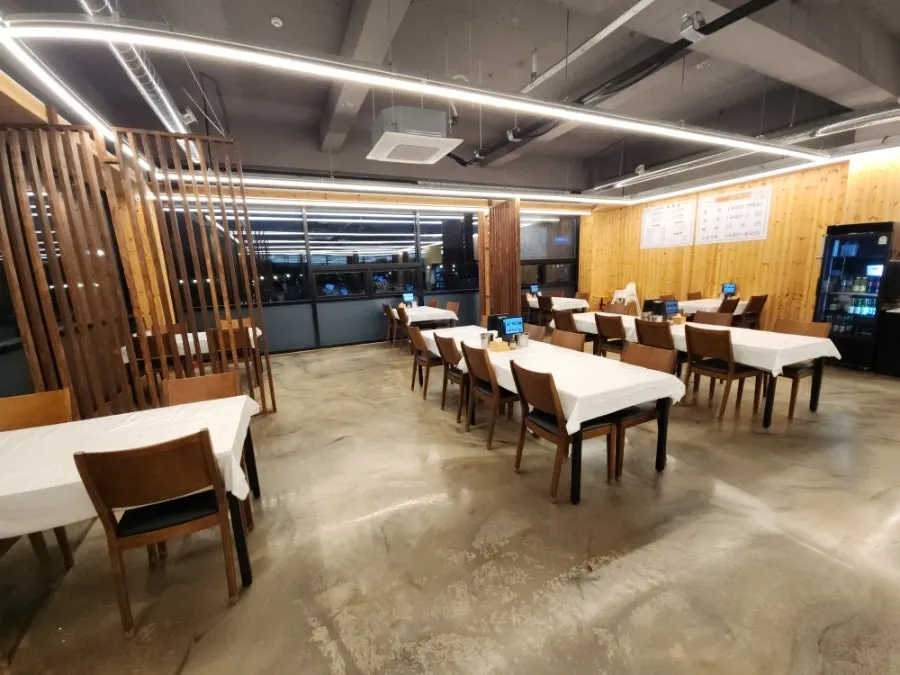 Seating arrangement inside Huni Gejang