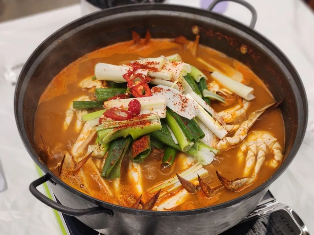 Deep pot filled with the small crab soup at Huni Gejang