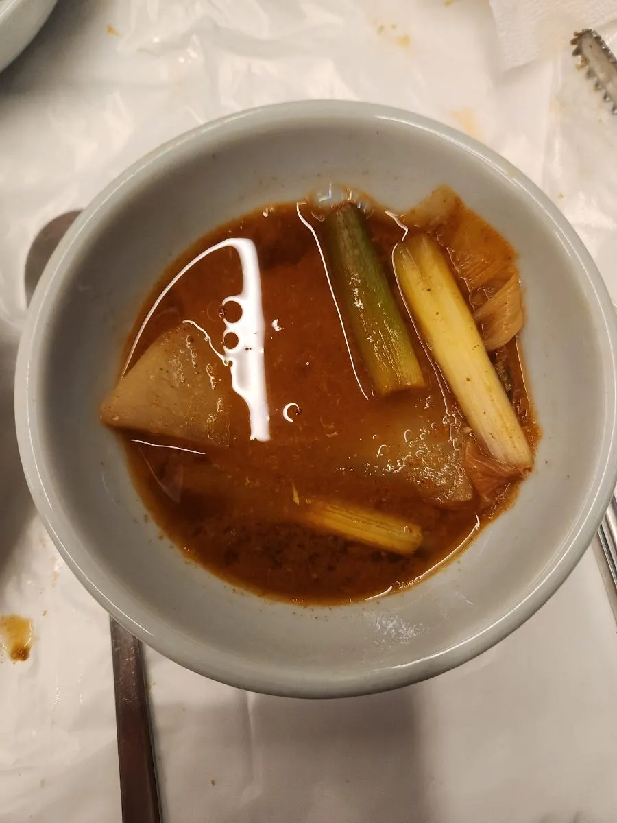 Crab soup broth with radish and green onion
