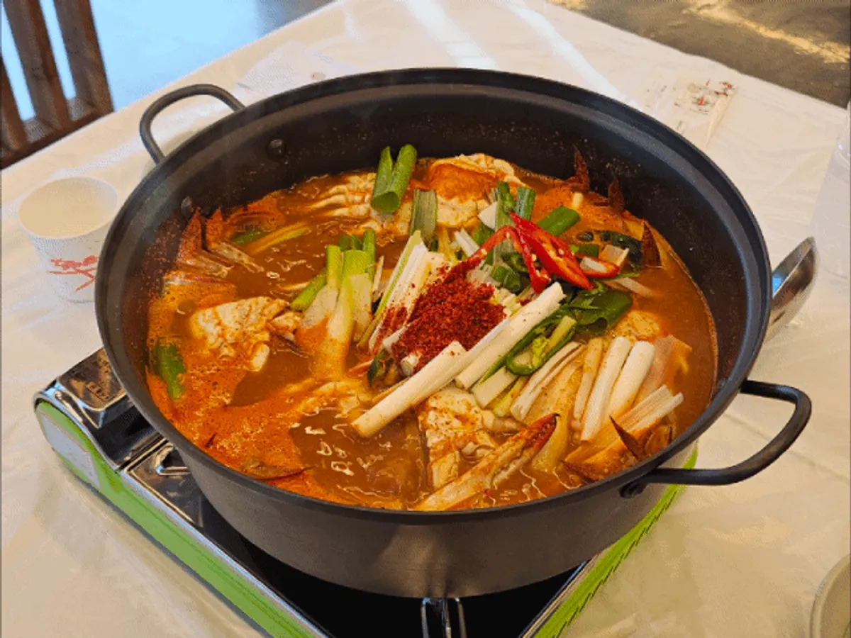 끓기 시작한 정통꽃게탕 냄비