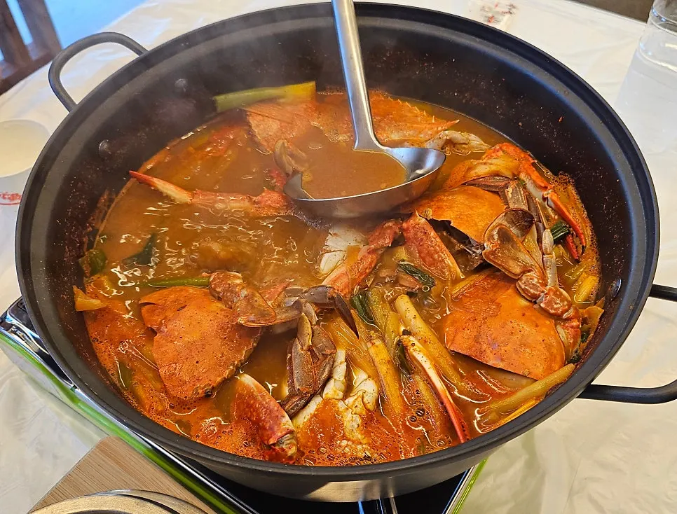 5분 모래시계와 함께 놓인 꽃게탕