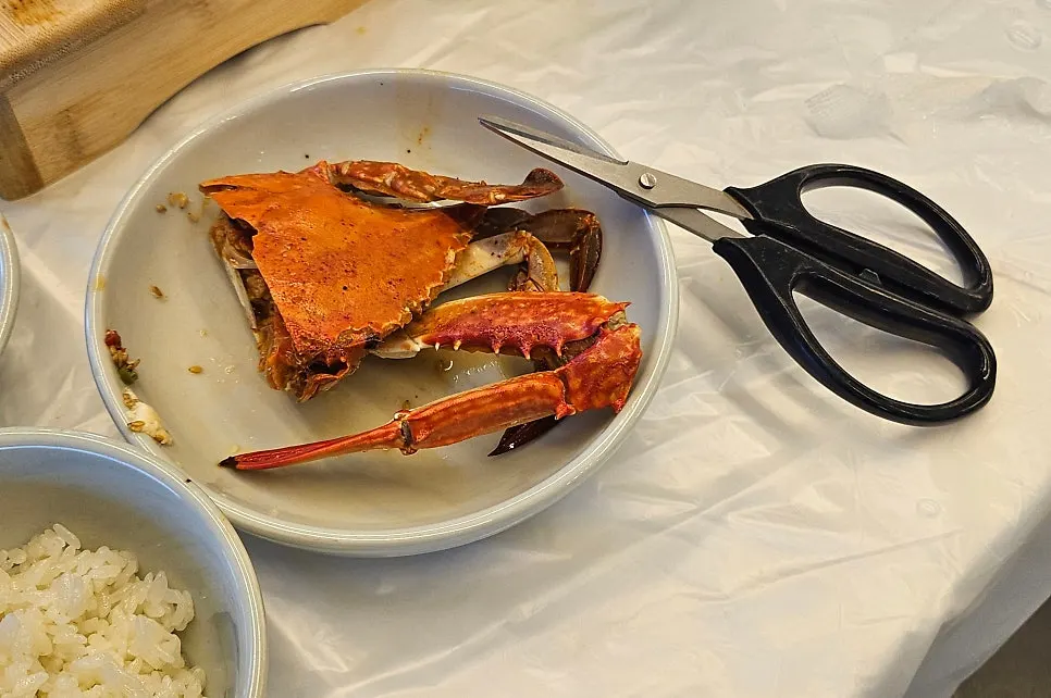 전용 가위와 비닐장갑 등 게 손질 도구