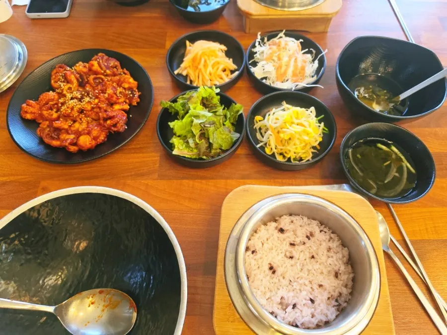 미역오이냉국이 포함된 밑반찬 한 상