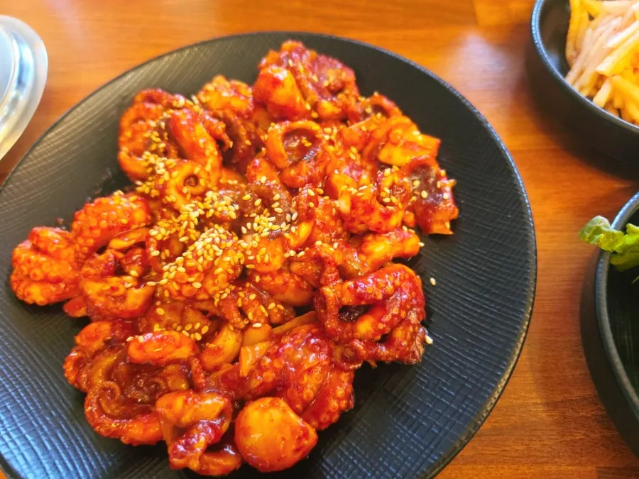 쭈꾸미볶음과 솥밥 세트 전체 상차림