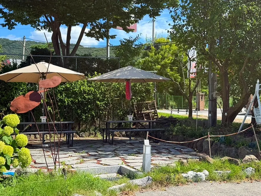 Large dedicated parking lot in front of the restaurant