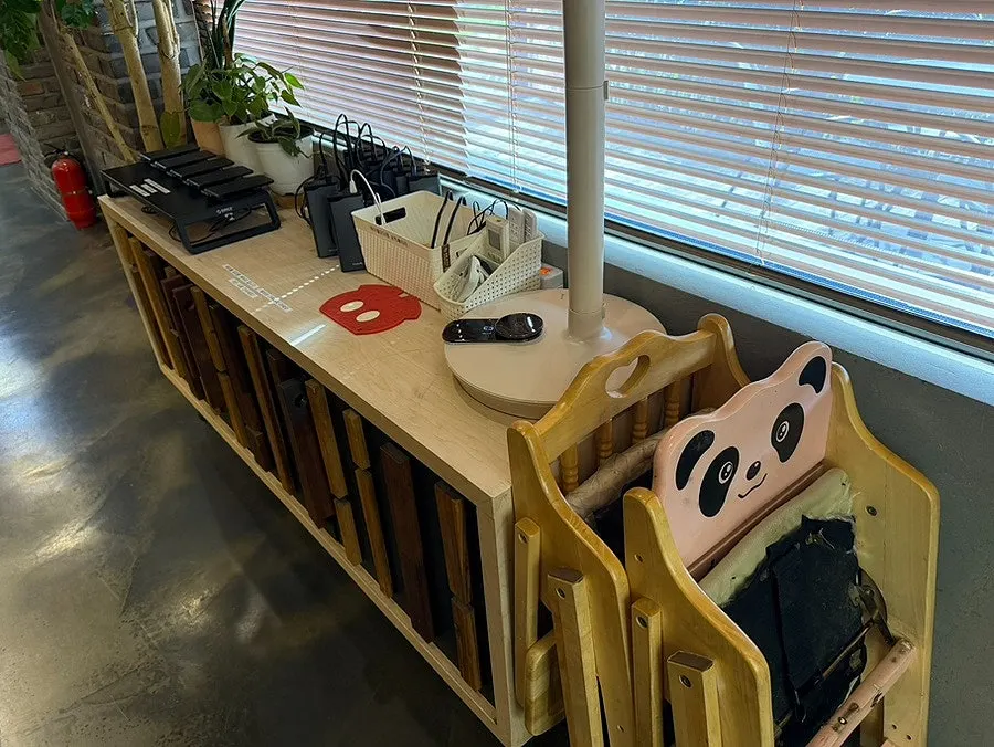 Side-dish self-bar area with a baby chair
