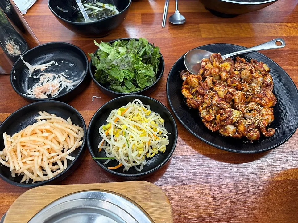 Basic side dishes: lettuce, bean sprouts, radish salad, cabbage salad