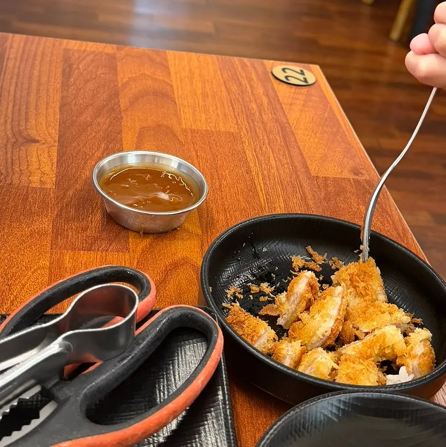 Table with the pork loin cutlet and jjukkumi stir-fry together
