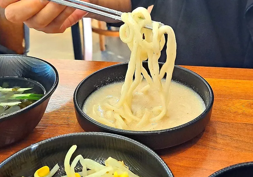 구수하고 뽀얀 들깨칼국수