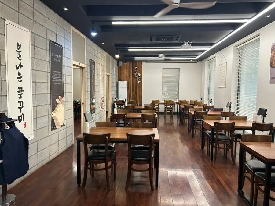 Interior del amplio salón de Bulnaneun Jjukkumi Yuryang