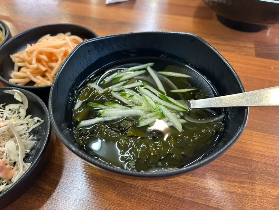 Cuenco de sopa fría de pepino recién servida