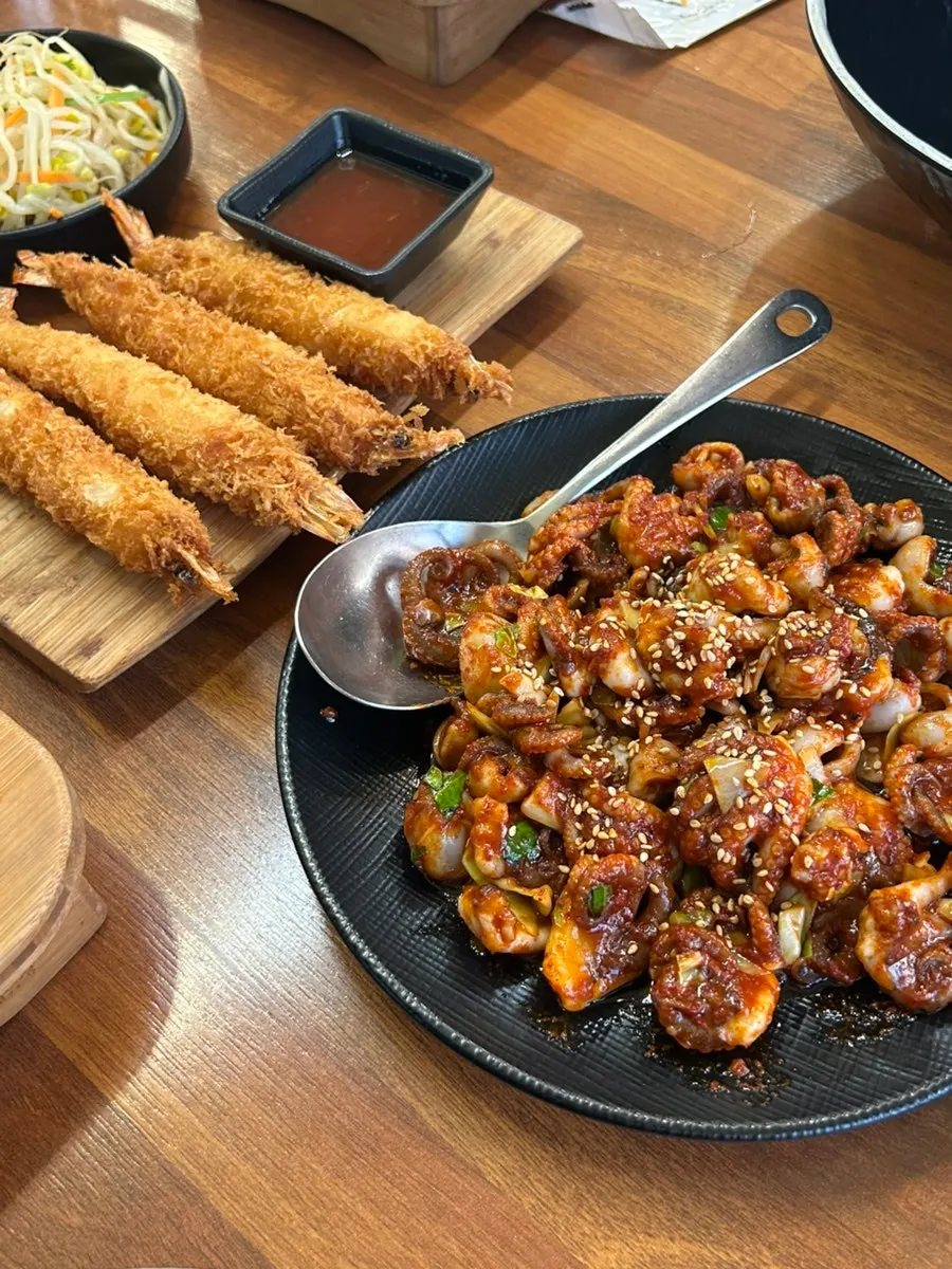 Bandeja de jjukkumi salteado con sésamo