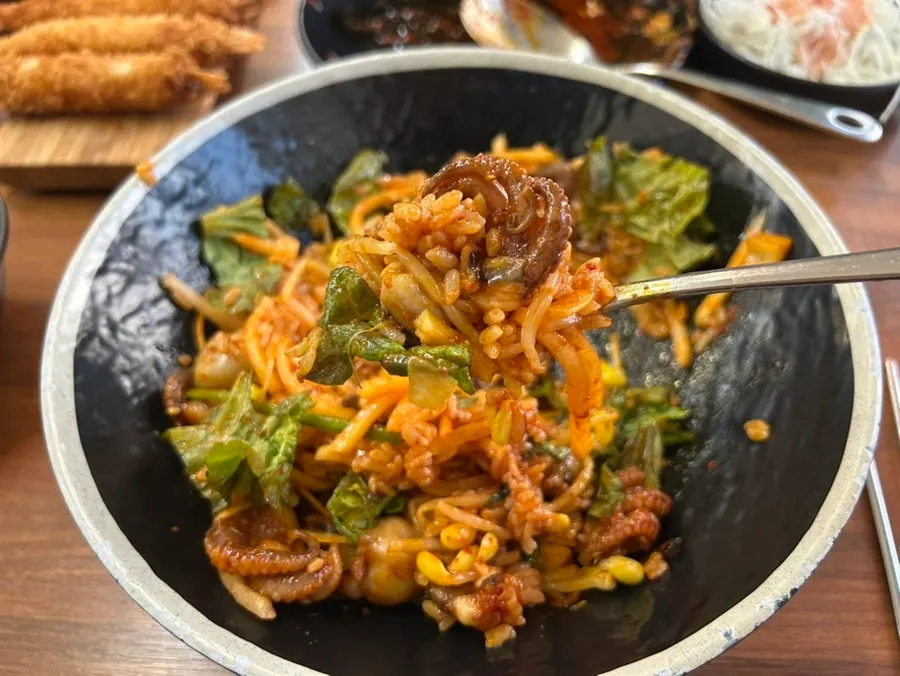 Cuenco de arroz mezclado con jjukkumi salteado y verduras