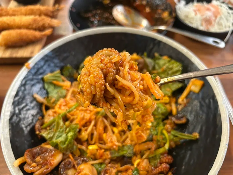 Cucharada de bibimbap de jjukkumi salteado