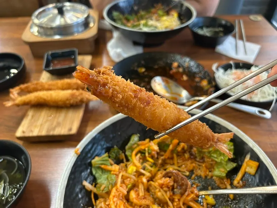 Bibimbap con un trozo grande de jjukkumi