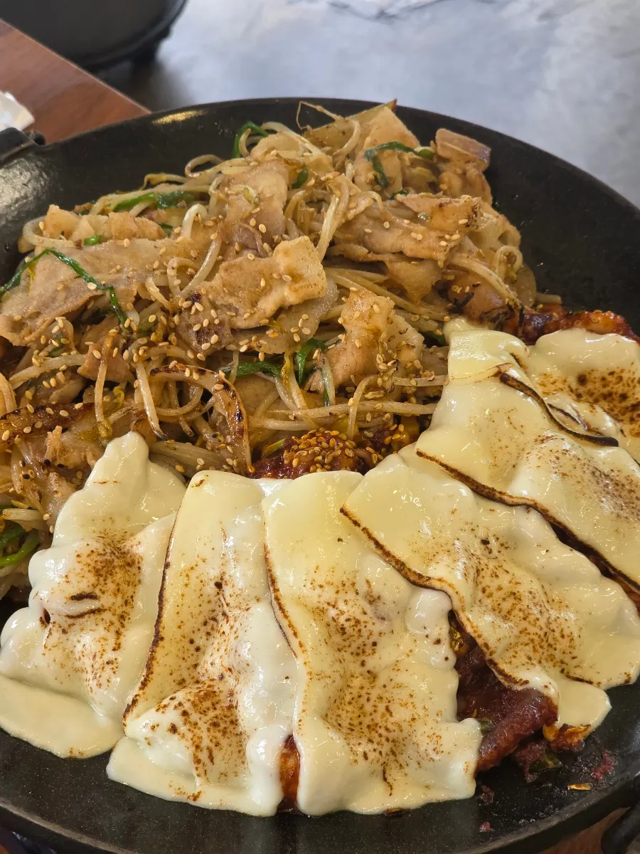 Griddled jjukkumi and pork belly for 4 with added cheese