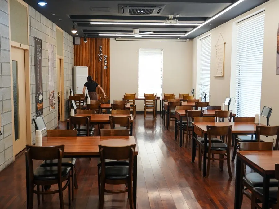 넓고 깔끔한 매장 홀 내부