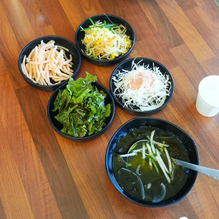 양배추샐러드와 오이냉국 등 기본 밑반찬