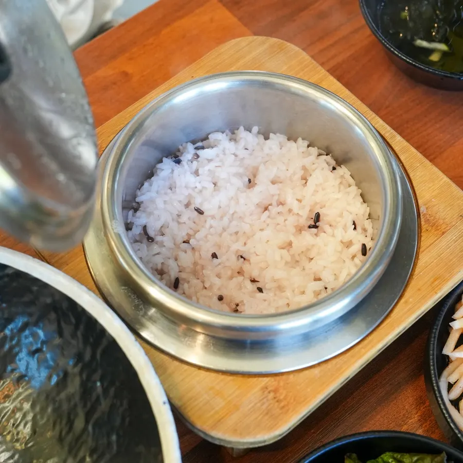 솥밥을 그릇에 옮겨 담는 모습