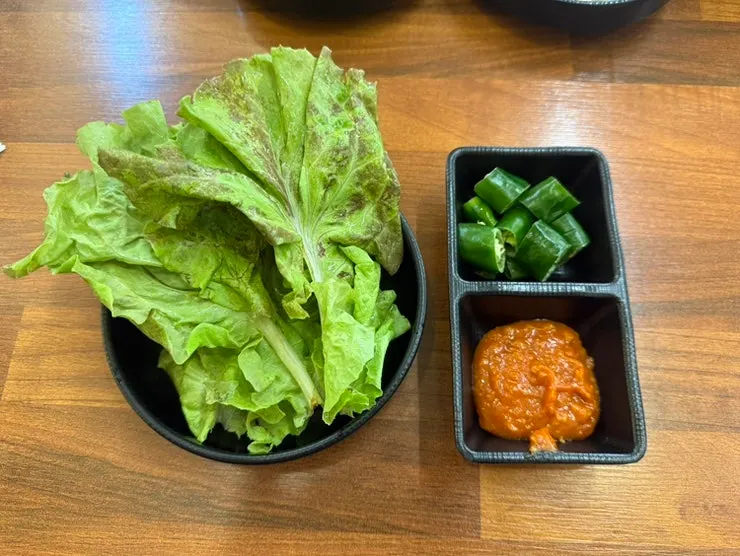 Self-serve bar for freely taking basic side dishes