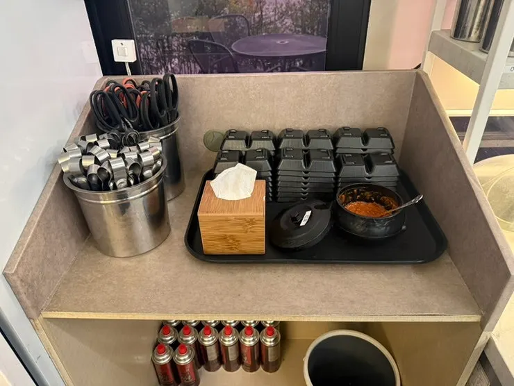 Side dish containers at the self-serve bar