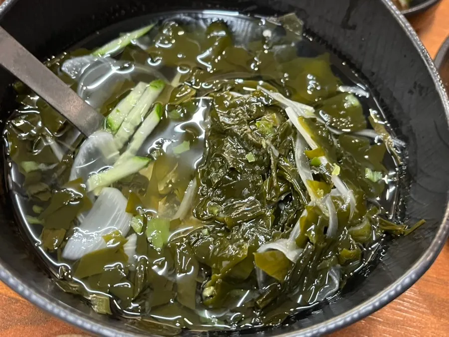 Jjukkumi salteado junto con solbap
