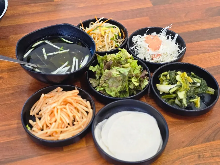 Table setting for the ordered meal