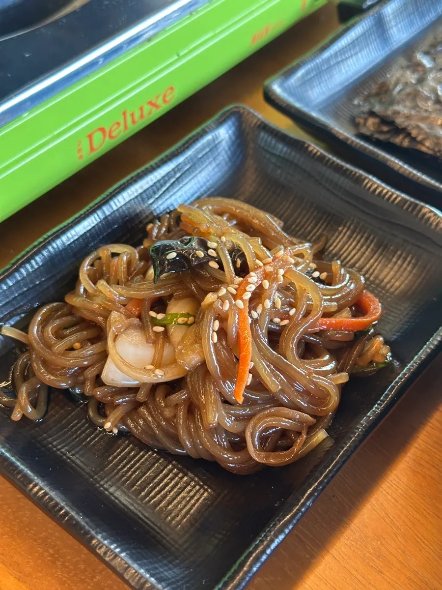 연근무침과 미역줄기 등 밑반찬 접시