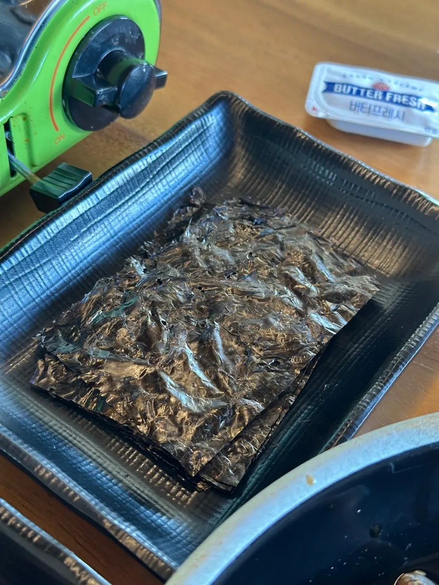열무김치와 백김치가 담긴 반찬 그릇