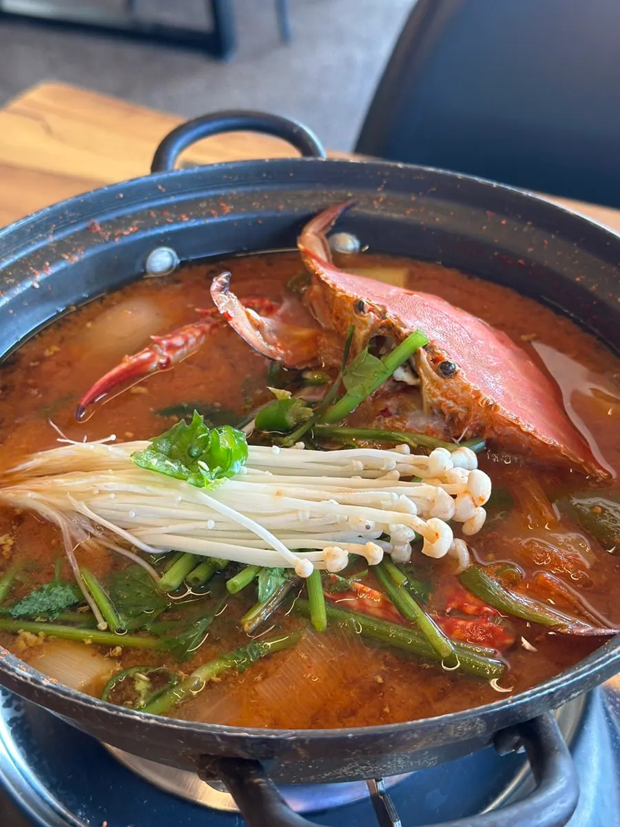 나물이 올라간 양념게장 한 접시
