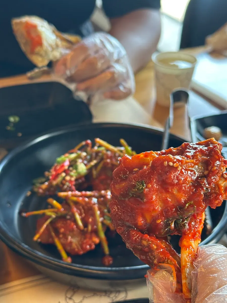 흰 쌀밥 위에 올린 간장게장 알